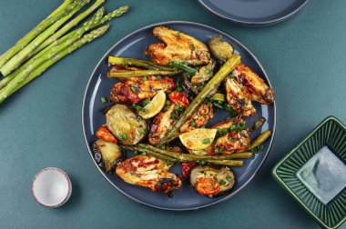 Lezzetli BBQ tavuk kanatları. Baharatlı salamura edilmiş tavuk kanadı..