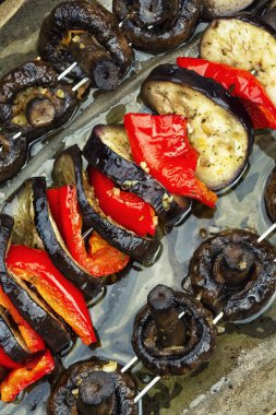 Sebzeli şişler. Şişte mantar, patlıcan ve biber çeşitleri..