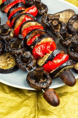 Renkli sebzelerle ızgara şiş. Barbekü sebze kebabı..
