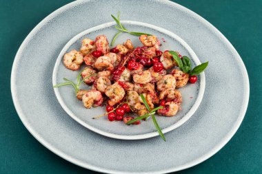 Çilekli ızgara karides veya karides..