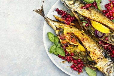 Limon, soğan ve böğürtlen üzümlü ev yapımı fırında uskumru. Deniz ürünleri. Boşluğu kopyala.