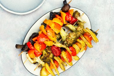 Izgara sebze, domates, dolma biber, mantar, kabak ve brokoli. Düz yatıyordu.