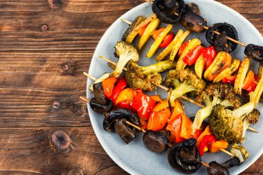 Vejetaryen şiş ızgara şiş kebap, ahşap arka planda sebzeli şiş şiş şiş. Metin için boşluk.