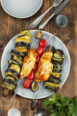 BBQ Tavuk, tavuk göğsü ve sebze şişleri..