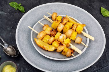 Ananas parçalı kızarmış istiridye, şiş ızgara kabuklu deniz ürünleri, sağlıklı deniz ürünleri, pişirilmiş deniz tarağı..