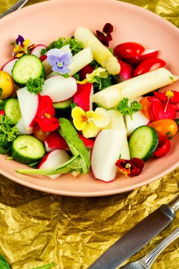 Bahar salatası, yeşil salata, beyaz kuşkonmaz ve yenilebilir çiçekler..