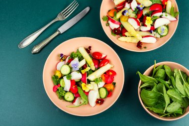 Beyaz kuşkonmaz, domates ve yenilebilir çiçeklerle vejetaryen salatası taze bahar yeşillikleri, tarif, diyet yemeği vejetaryeni..