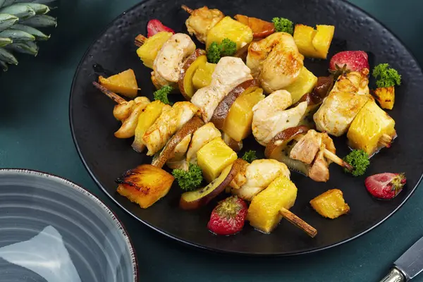 Lezzetli tavuk kebabı, ananaslı ve çilekli kızarmış tavuk eti..