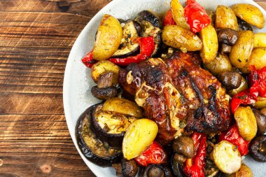 Kızarmış domuz boyunlu, sebzeli. Metin için boşluk.