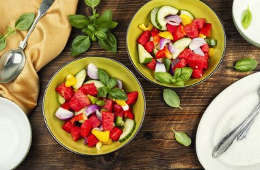 Karpuz ve salatalık salatası ve taze dolma biber, sağlıklı yaz yemeği..