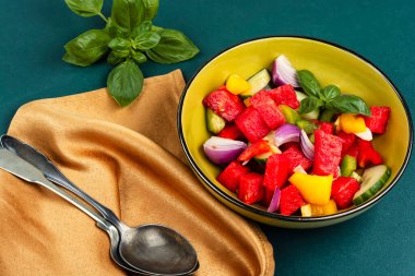 Ferahlatıcı bir karpuz ve salatalık, taze yaz salatası..