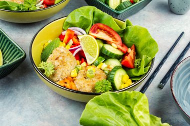 Vejetaryen salatası, sebze kasesi, balık köftesi ve kızarmış balık pirzolası..