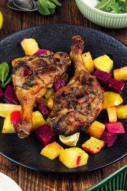 Taze kavrulmuş ördek bacakları ananas, limon ve ejderha meyveleriyle doludur..