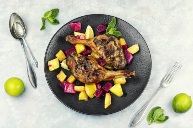 Ördek ya da kaz bacağı, tropik meyve tabağıyla servis edilir. Düz yatıyordu.