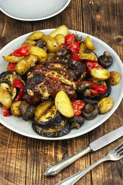 Fırında sebzeli domuz rostosu..