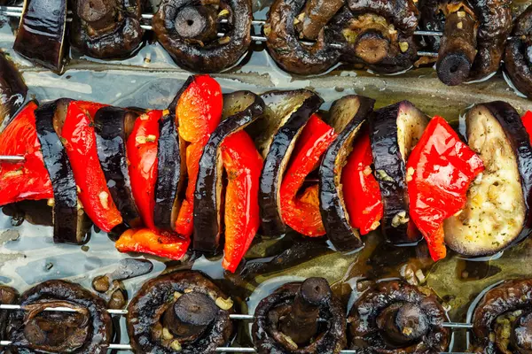 Izgara sebzeli lezzetli şişler, patlıcanlar, şampiyonlar ve dolmalık biberler..