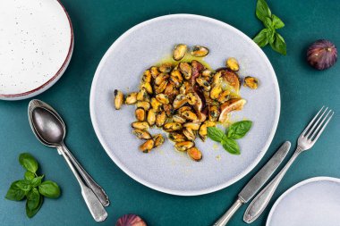 İncir soslu kabuklu midye, tabakta kızarmış midye. Deniz ürünleri, pişmiş midyeler..