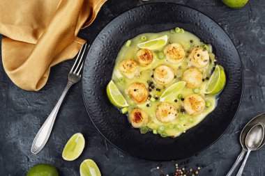 Kızarmış deniz tarağı, deniz ürünleri lezzeti, gurme mutfağı, kurutulmuş deniz tarağı, gurme tabağı, kabuklu deniz ürünleri..