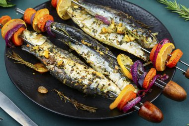 Lezzetli ızgara sardalyalar balık şişleri. Barbekü, fırında sardalya şişleri..