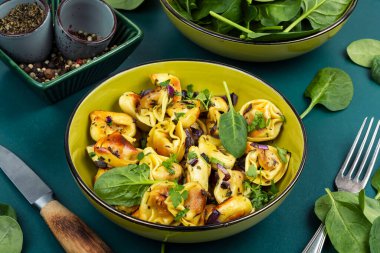 Ispanaklı hamur tatlısı ve yeşil sebze tabağı. Ravioli mi börek mi?