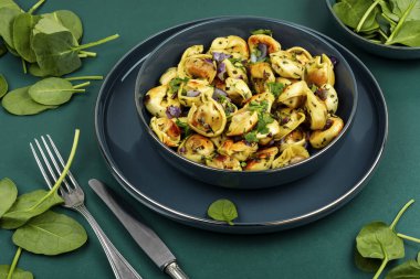 Ispanaklı hamur tatlısı ve yeşil sebze tabağı. Ravioli mi börek mi?