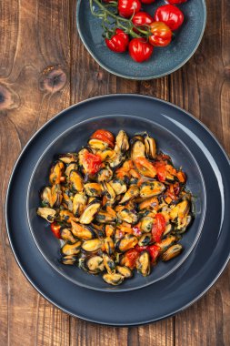 Buharda pişmiş ya da kızarmış midye ya da kasede sebzelerle kızartılmış. İtalyan ya da Fransız geleneksel yemekleri.