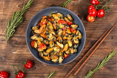 Krema soslu midyeler ve ahşap domatesler..