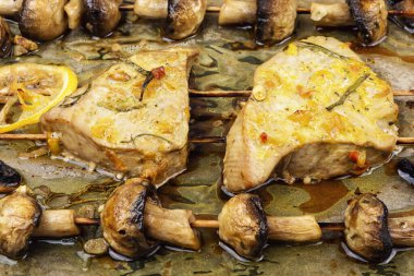 Mantarlı yağlı ton balığı filetosu. Barbeküde balık ve sebze şişi..