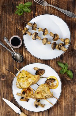 Mükemmel kurutulmuş ton balığı bifteği ve mantarlı şiş. Balık yemeği..