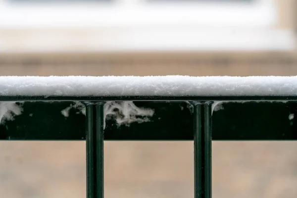 绿色的铁栅栏上覆盖着一层雪 外面是一个结冰的雪堆冬天 还有复制的空间 — 图库照片