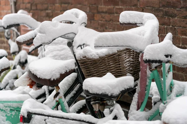 Biciclette Parcheggiate Coperte Neve Con Profondità Campo Vicolo Dordrecht Nei — Foto Stock