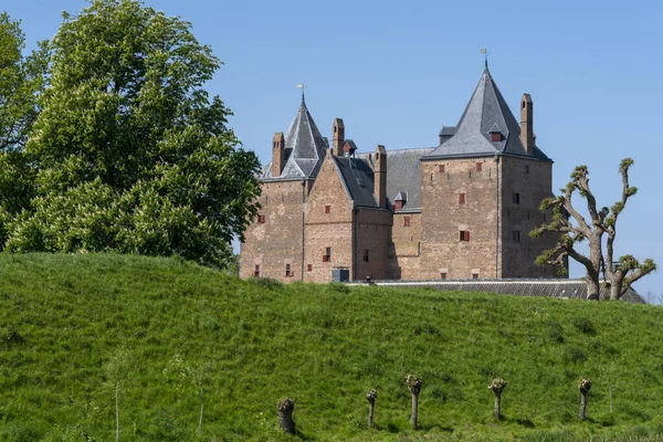 堤防の上からスロットLoevestein城とその豊かな歴史を眺めることができます 要塞はオランダで最も有名です — ストック写真