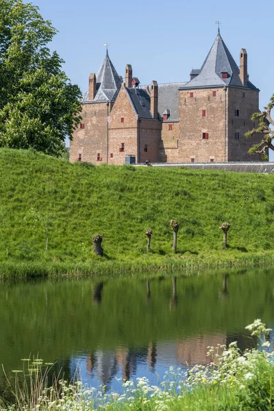 堤防の上の堀の水を渡ってスロットLoevestein城とその豊かな歴史への眺めを魅了します 要塞はオランダで最も有名です — ストック写真