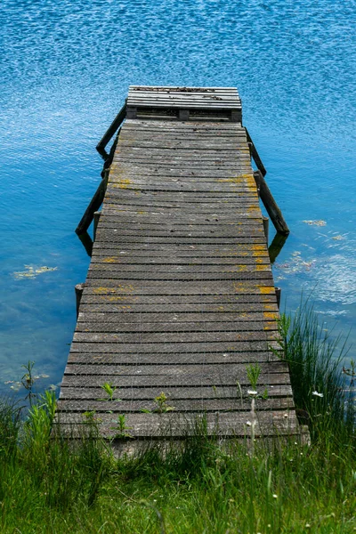 Очарование Спокойствия Берегу Озера Ошеломляющий Вид Деревянный Пирс Погруженный Спокойную — стоковое фото