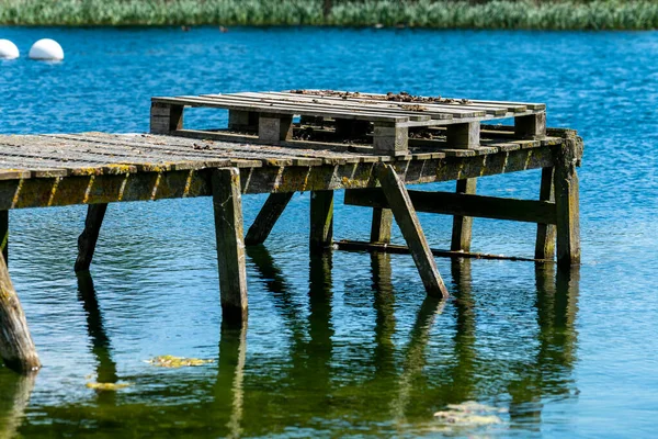 Lákavost Klidu Jezera Ohromující Výhled Dřevěné Molo Ponořené Klidné Krásy — Stock fotografie