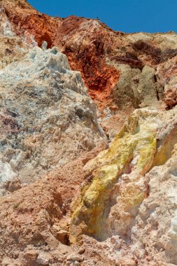 Firiplaka, mavi gökyüzüne karşı büyüleyici bir tuval oluşturan, parlak sarı, pembe ve beyaz renklerle süslenmiş, nefes kesici volkanik kayalıklarla övünür..