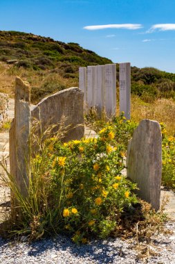 Homer 'ın Mezarı, Kiklad' daki Plakotos plajının yakınındaki Ios Adası 'nın kuzeyinde yer almaktadır.