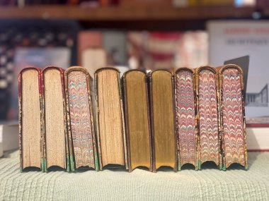 Bir kitap pazarı etkinliği sırasında dışarıda masanın üzerinde duran eski ikinci el kitaplar.