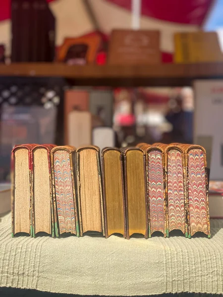 Bir Kitap Pazarı Etkinliği Sırasında Dışarıda Masanın Üzerinde Duran Eski — Stok fotoğraf