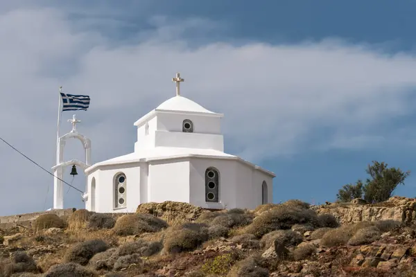 Uçurumun kenarında gururla duran tuhaf bir Yunan şapeli, deniz esintisinde dalgalanan bayrağı, Yunanistan 'ın kıyı güzelliğinin resimsel ve ruhani manzarasını sunuyor..