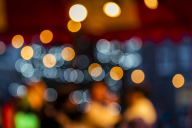 Şenlik renklerinden oluşan canlı bir dizi Noel arkaplanı. Işıldayan bokeh ışıkları tatil temalı tasarımlar, davetiyeler ve dekorasyonlar için mükemmel..