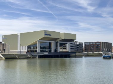Dordrecht, Hollanda - 19 Mart 2024: Wantij nehrinin karşısında, Dordrecht 'teki Kinepolis sinema kompleksi önde gelen bir sinema ve eğlence merkezi olarak ayakta duruyor..
