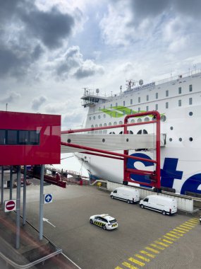 Hollanda, Hollanda Kancası - 4 Eylül 2024: Stena Hattı yolcu gemisi Hoek of Holland limanına yanaştı, yolcu geçidi gemiden terminale kadar uzanıyor, kalkışa hazır..