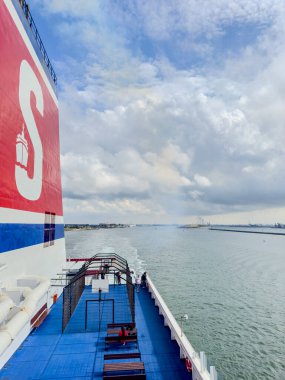 Hollanda, Hollanda 'dan Kanca - 4 Eylül 2024: Stena Hattı yolcu gemisi denize açılarak gökyüzüne doğru bir duman bulutu salıyor. Gemi sakin bir deniz yolculuğunda sürekli ilerler..