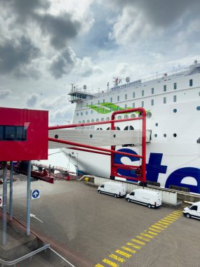 Hollanda, Hollanda Kancası - 4 Eylül 2024: Stena Hattı yolcu gemisi Hollanda Hoek limanına yanaştı, gemiden terminale kadar uzanan bir yolcu geçidi var..