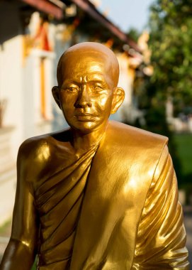 Kuzey Tayland 'daki Chiang Mai tapınağındaki kutsal bir keşişin altın heykeli bilgeliği, bağlılığı ve Budist geleneğini simgeliyor..