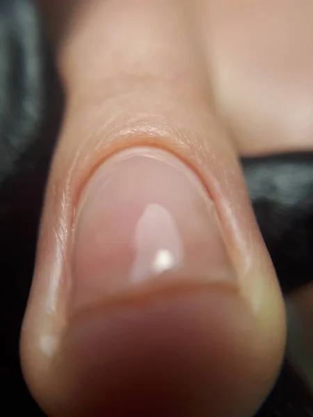 Чистый Ноготь Пальца Бликом Руке Маникюрши Черной Перчатке — стоковое фото