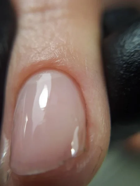 Clavo Dedo Claro Con Deslumbramiento Cerca Mano Manicura Guante Negro —  Fotos de Stock