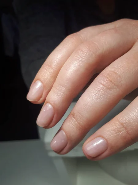 Kobieta Kobieta Manicure Ręka Czystymi Paznokciami Białym Czarnym Tle — Zdjęcie stockowe