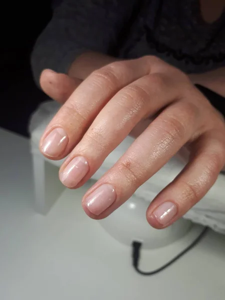 Kobieta Kobieta Manicure Ręka Czystymi Paznokciami Białym Czarnym Tle — Zdjęcie stockowe